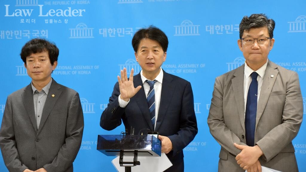 오기형 더불어민주당 국회의원이 백브리핑에서 발언하고 있다.