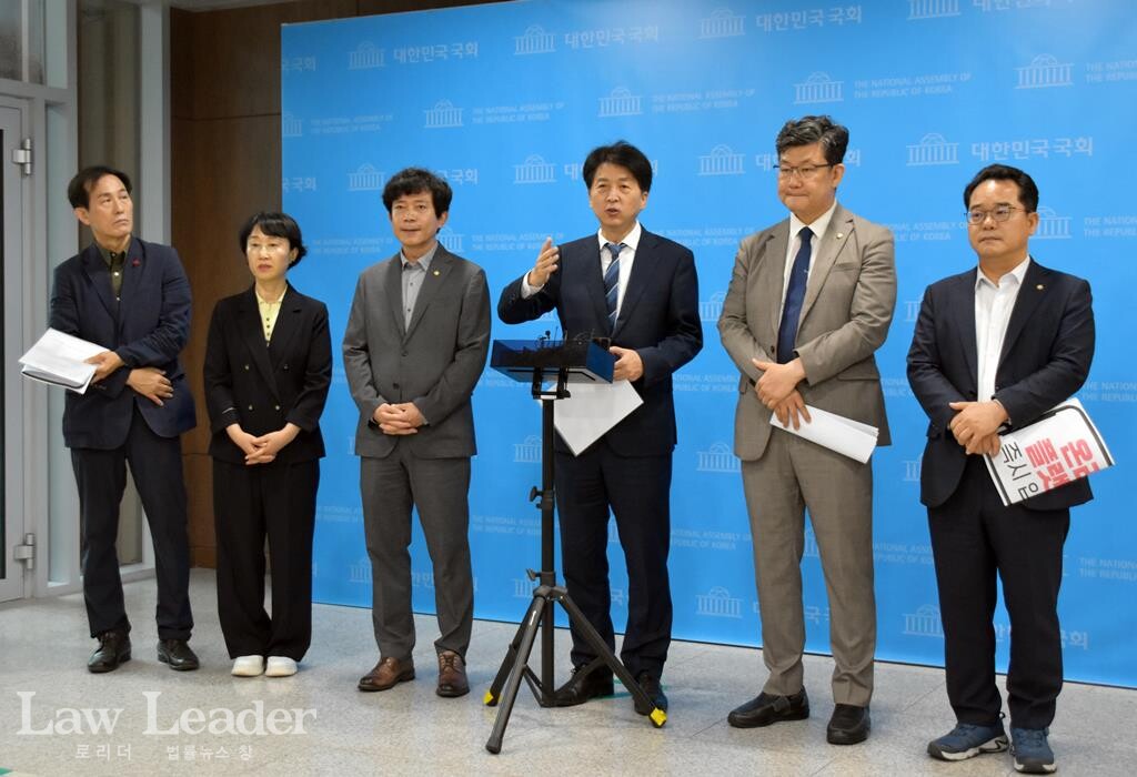 기자회견 후 백브리핑하는 이강일 의원, 오기형 의원, 김남근 의원, 민병덕 의원