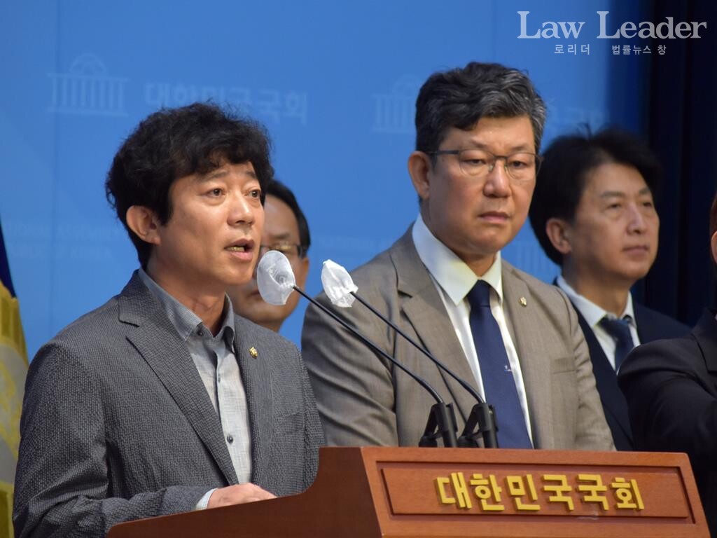 이강일 더불어민주당 국회의원, 뒤쪽으로 김남근ㆍ오기형 국회의원