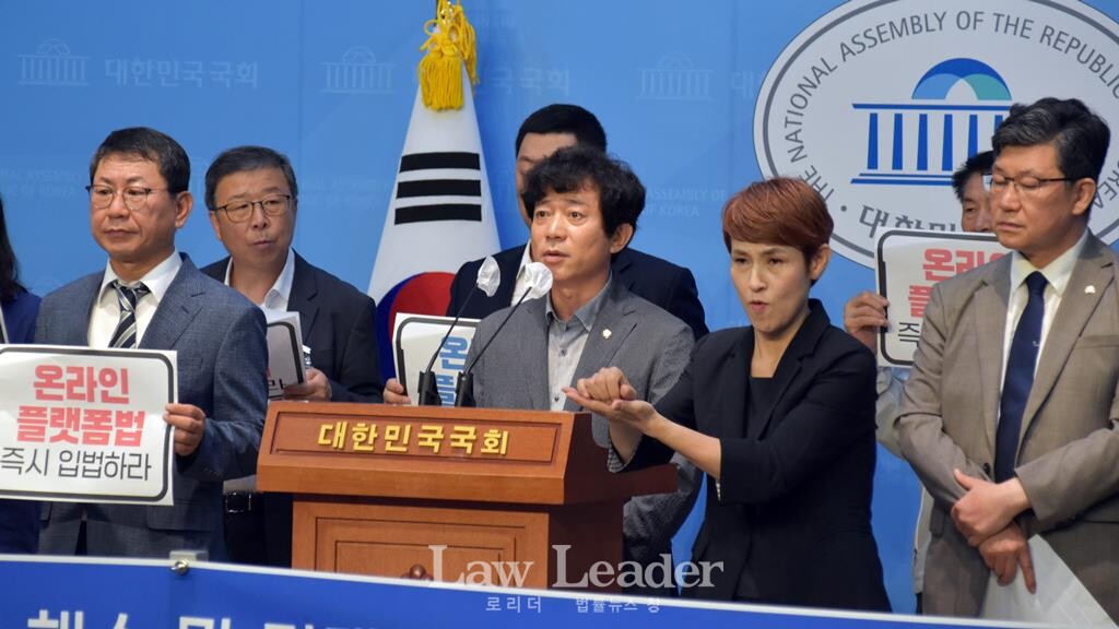 이강일 더불어민주당 국회의원이 발언하고 있다.