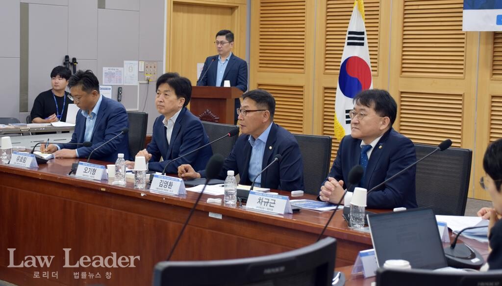 김영환 더불어민주당 국회의원이 인사말을 하고 있다. / 사진 = 오지민 인턴 기자