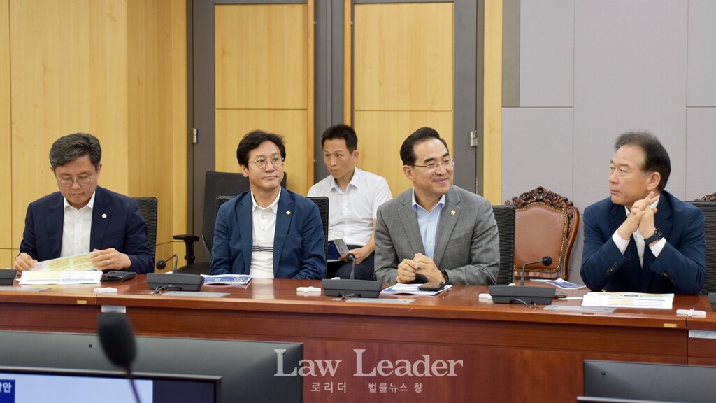 왼쪽부터 안도걸, 신영대, 박홍근, 정태호 더불어민주당 국회의원