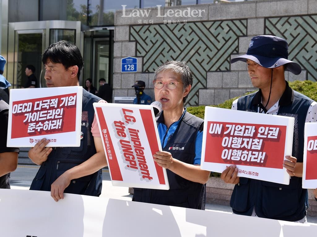 권수정 민주노총 부위원장(가운데)