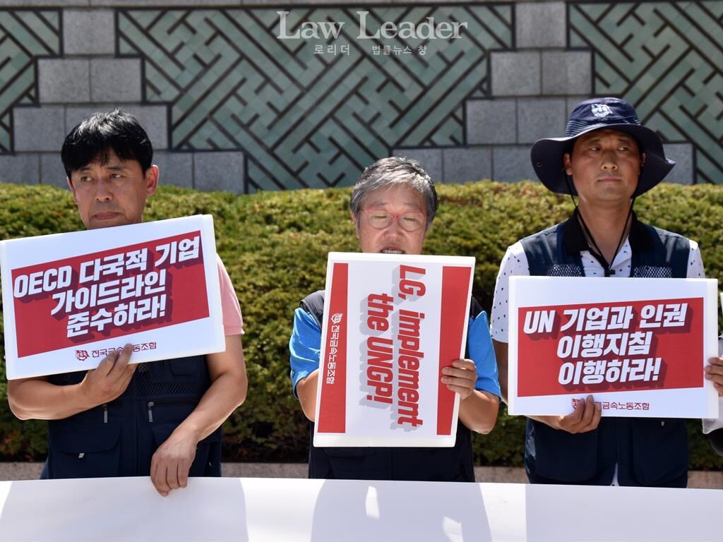 권수정 민주노총 부위원장(가운데)