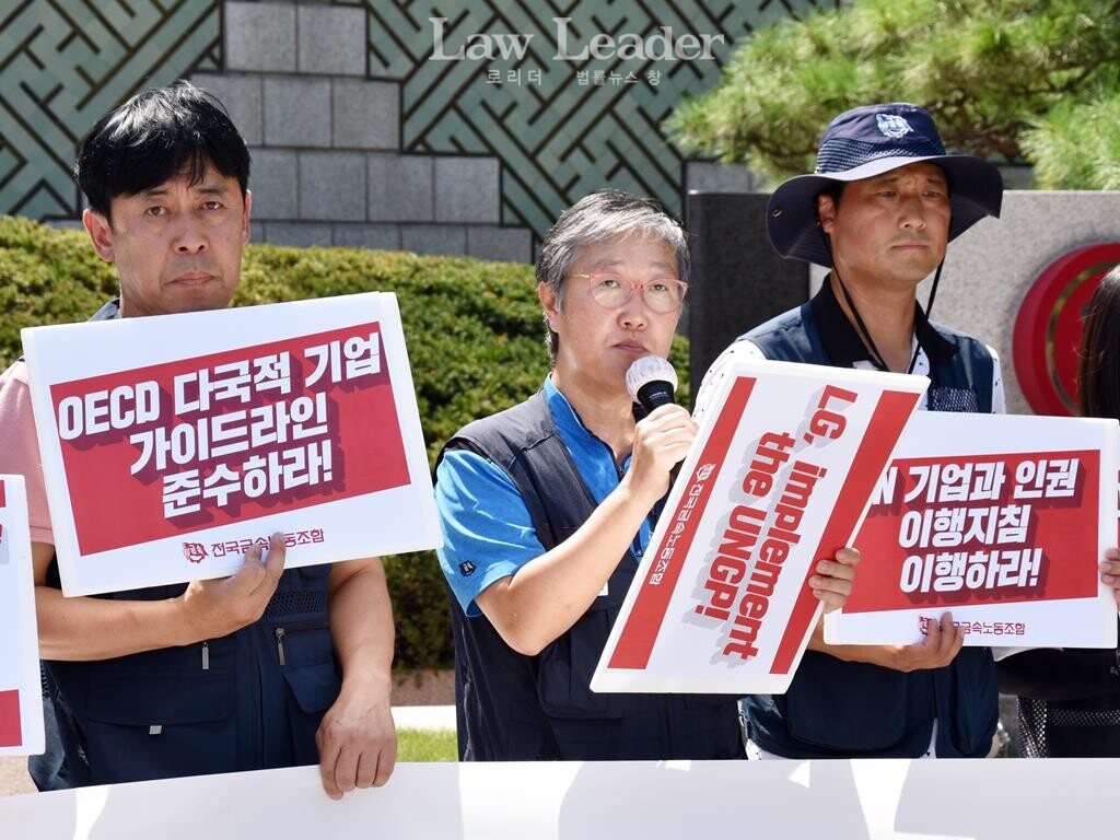 권수정 민주노총 부위원장(가운데)