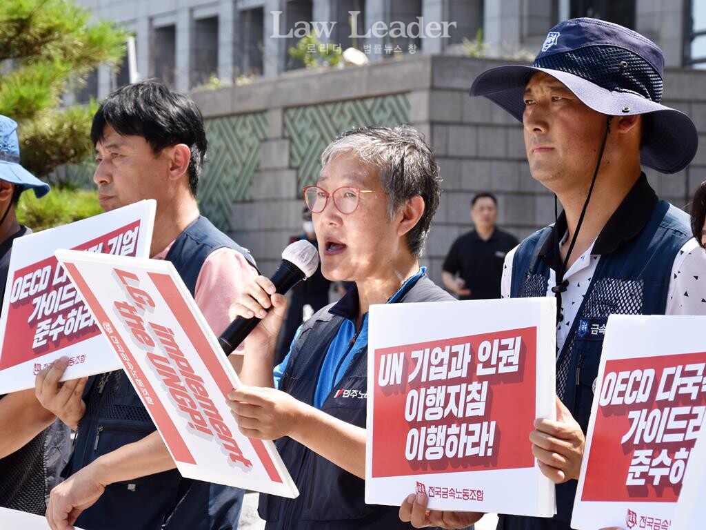 권수정 민주노총 부위원장(가운데)