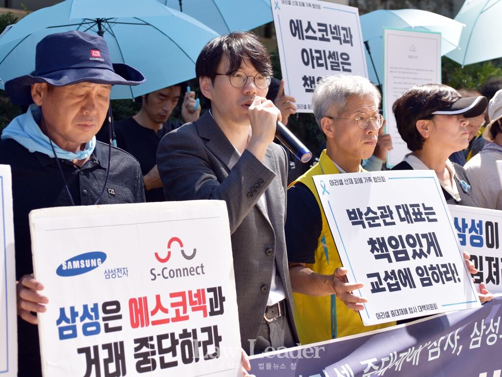 이수열 만변 노동위 변호사(왼쪽에서 두 번째)