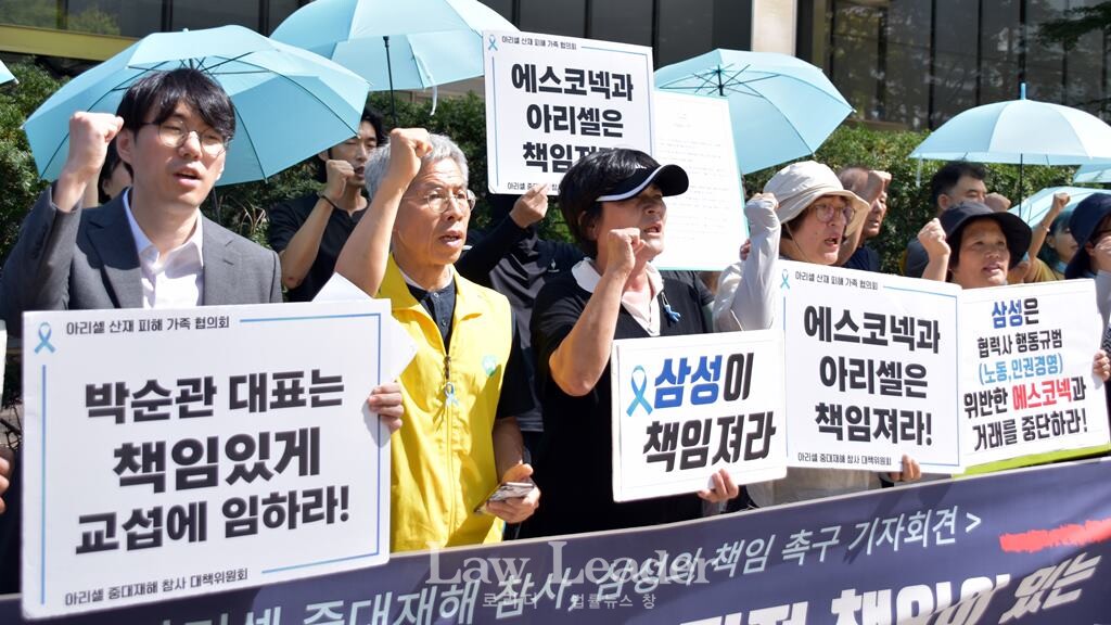 왼쪽부터 이수열 민변 노동위 변호사, 권영국 정의당 대표, 김태윤 아리셀 참사 유가족협의회 공동대표, 김계월 비정규직노동자의집 꿀잠 활동가, 김미숙 김용균재단 이사장