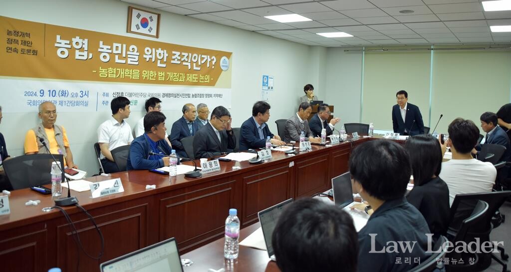 신정훈 국회의원이 인사하고 있다.