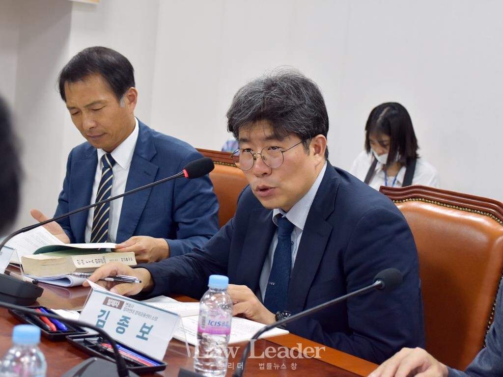 송기호 변호사(더불어민주당 송파을 지역위원장), 김종보 변호사(참여연대 경제금융센터 소장)