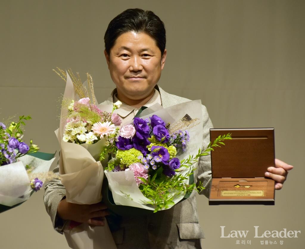 신종철 대표이사가 로리더를 대표해 서울지방변호사회로부터 '우수 법조언론인상'을 수상했다.