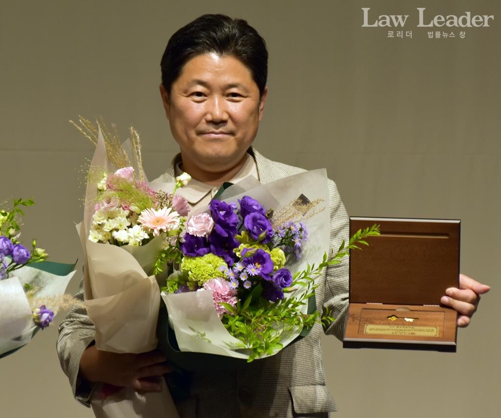 신종철 로리더 대표이사가 서울지방변호사회로부터 '우수 법조언론인상'을 수상했다.