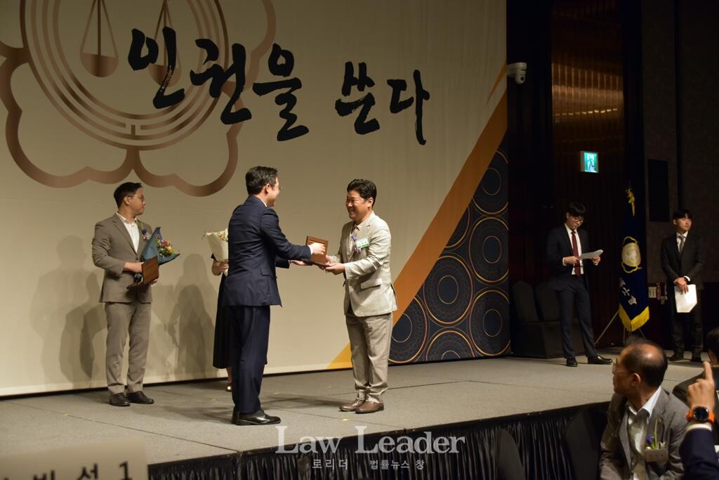 김정욱 서울지방변호사회장이 신종철 로리더 대표에게 '우수 법조언론인상'을 수여하고 있다.