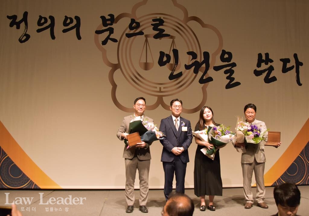 좌측부터 권형석 TV조선 기자, 김정욱 서울지방변호사회장, 김소희 서울신문 기자, 신종철 로리더 대표이사