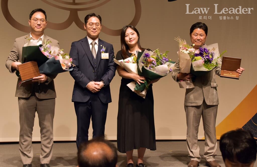 좌측부터 권형석 TV조선 기자, 김정욱 서울지방변호사회장, 김소희 서울신문 기자, 신종철 로리더 대표이사