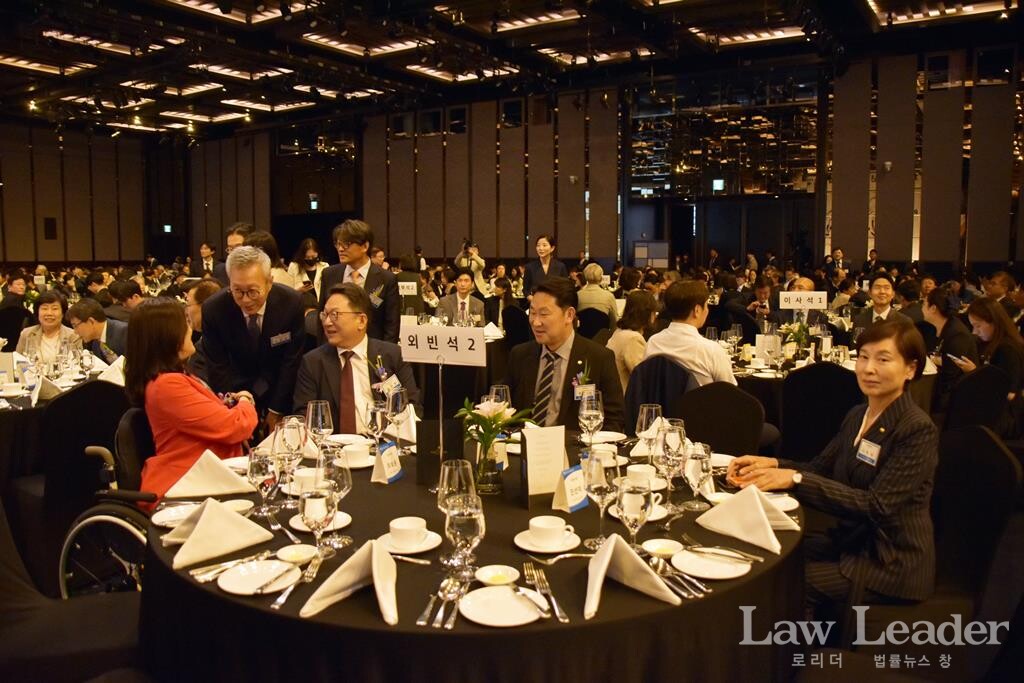 앞 테이블 좌측부터 최보윤 국회의원, 김영훈 대한변호사협회장, 곽상언 국회의원, 서명옥 국회의원