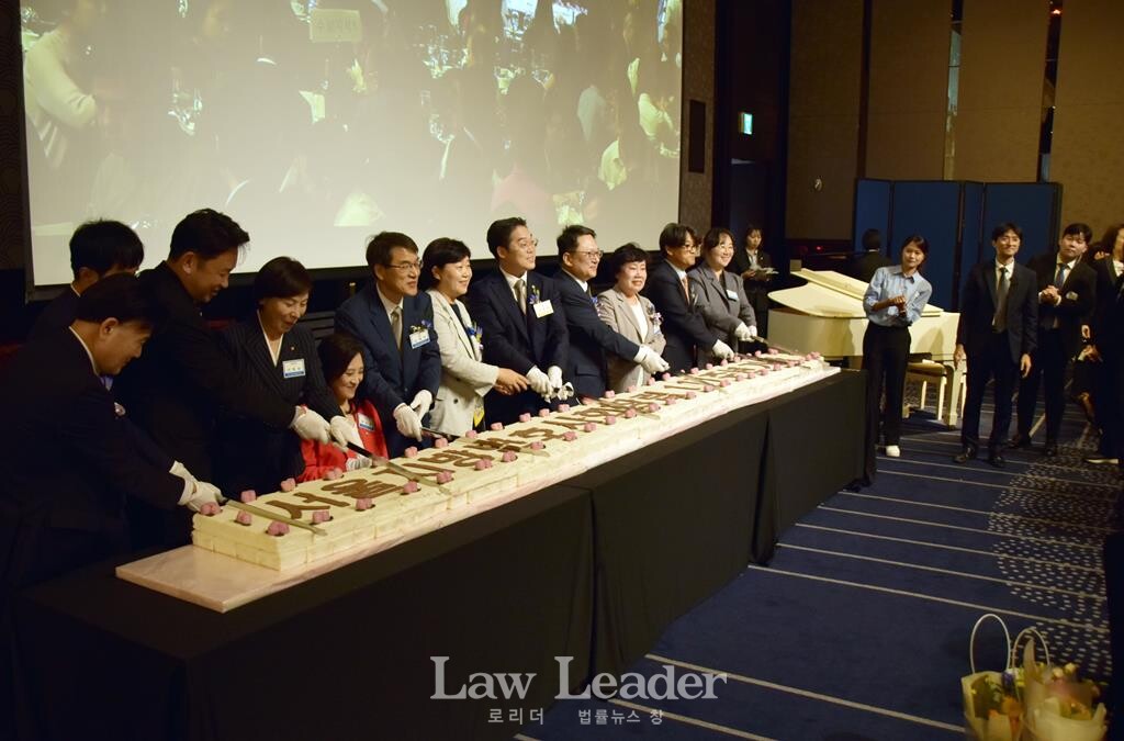 곽상언 국회의원, 서명옥 국회의원, 최보윤 국회의원, 노태악 대법관, 서영교 국회의원, 김정욱 서울지방변호사회장, 김영훈 대한변호사협회장, 조배숙 국회의원 등이 자축연에서 떡을 커팅하고 있다.