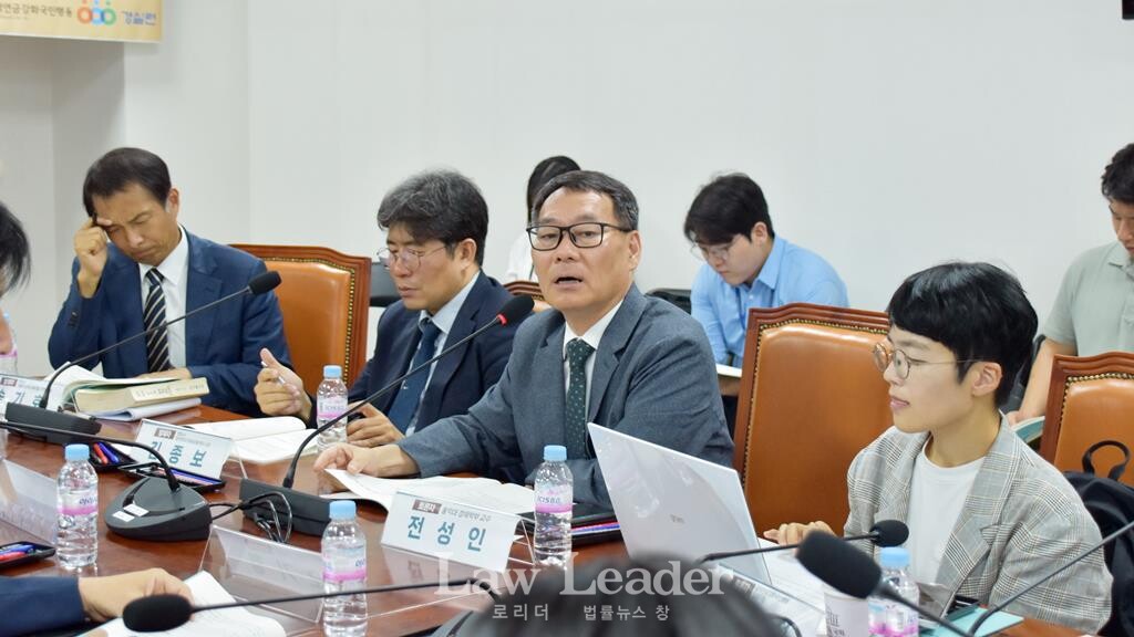 송기호 변호사(더불어민주당 송파을 지역위원장), 김종보 변호사(참여연대 경제금융센터 소장), 전성인 홍익대 경제학부 교수, 김은정 참여연대 협동사무처장