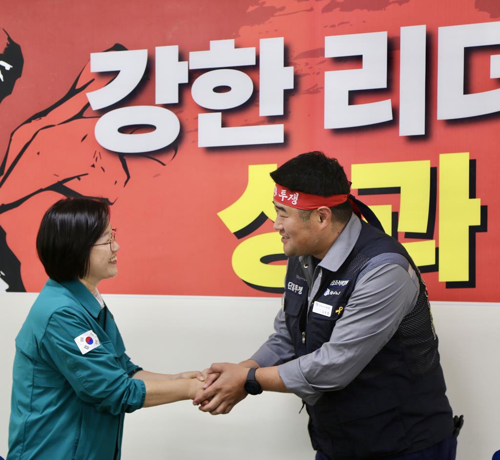 정혜경 의원이 김유철 지회장과 인사를 나누고 있다. 사진=정혜경 의원실