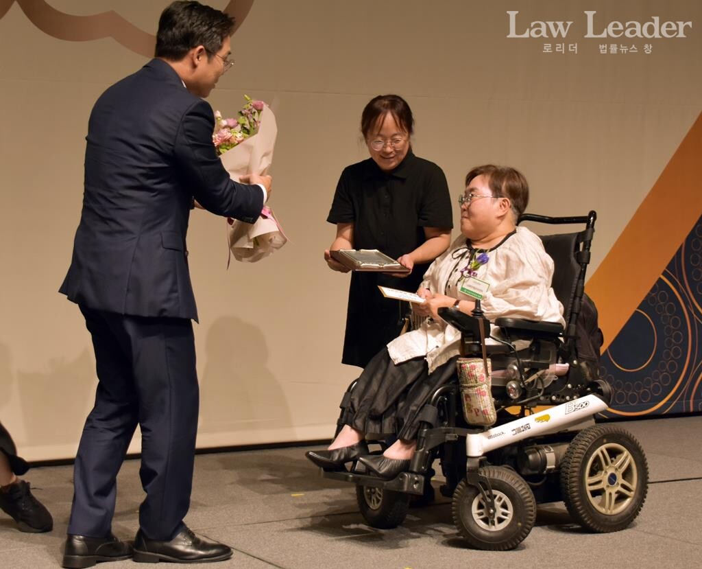 김정욱 서울지방변호사회장과 장애인차별금지추진연대 박영희 대표에게 시상하고 있다.