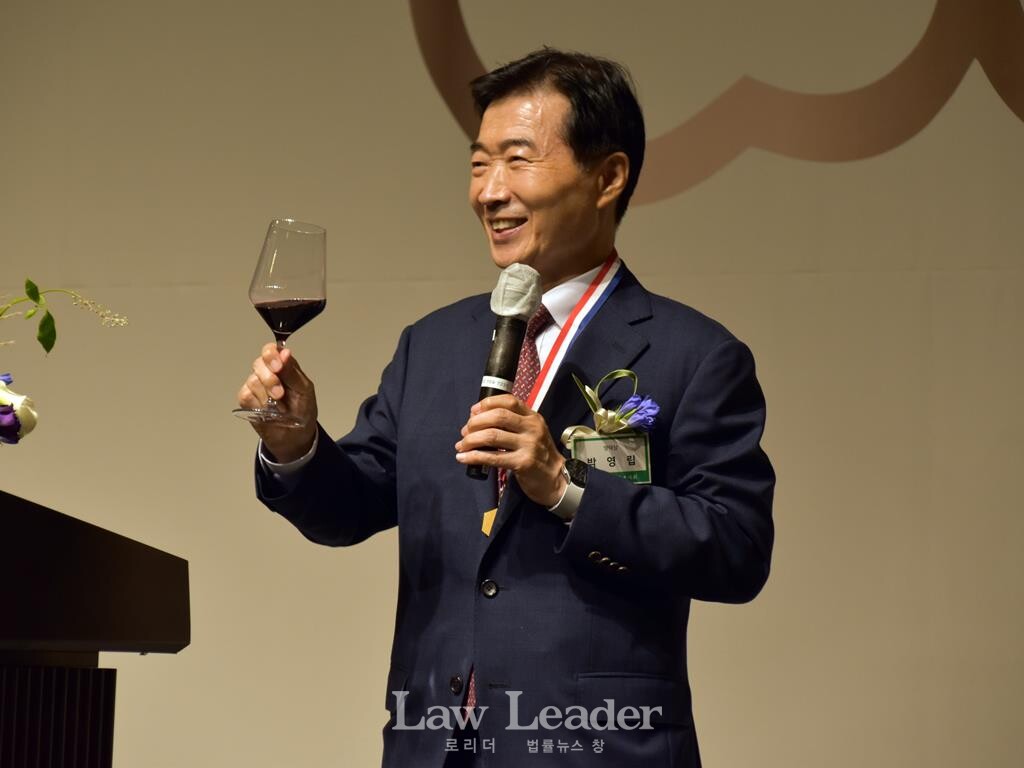 박영립 변호사가 축배사를 하고 있다.