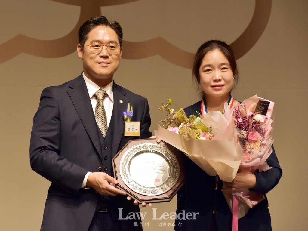 김정욱 서울지방변호사회 회장이 엄선희 변호사와 기념촬영을 하고 있다.