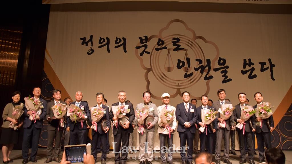 김정욱 서울지방변호사회 회장과 수상자들이 기념촬영을 하고 있다.