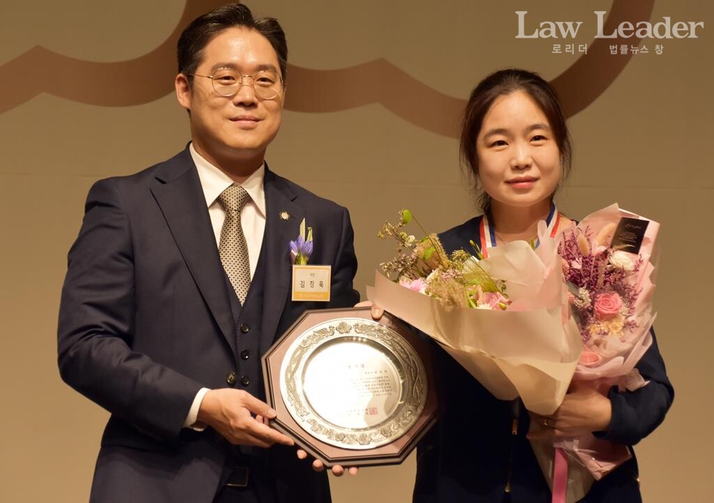 김정욱 서울지방변호사회장이 엄선희 변호사에게 공익봉사상을 수여하고 기념촬영