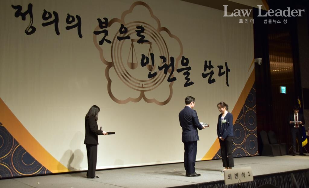 김정욱 서울지방변호사회장이 엄선희 변호사에게 공익봉사상을 수여하고 있다.