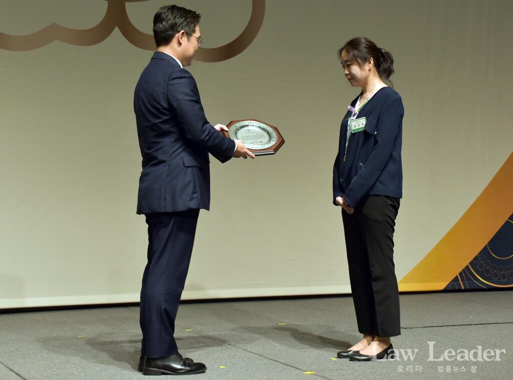 김정욱 서울지방변호사회장이 엄선희 변호사에게 공익봉사상을 수여하고 있다.