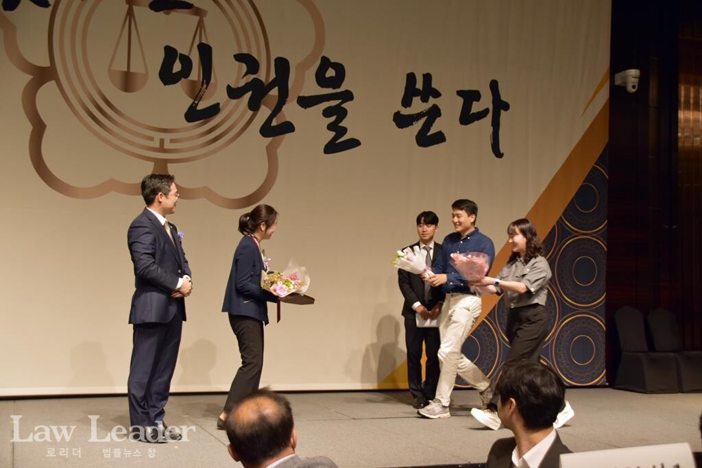 공익봉사상을 수상한 엄선희 변호사가 두루 동료들로부터 꽃다발을 받고 있다.