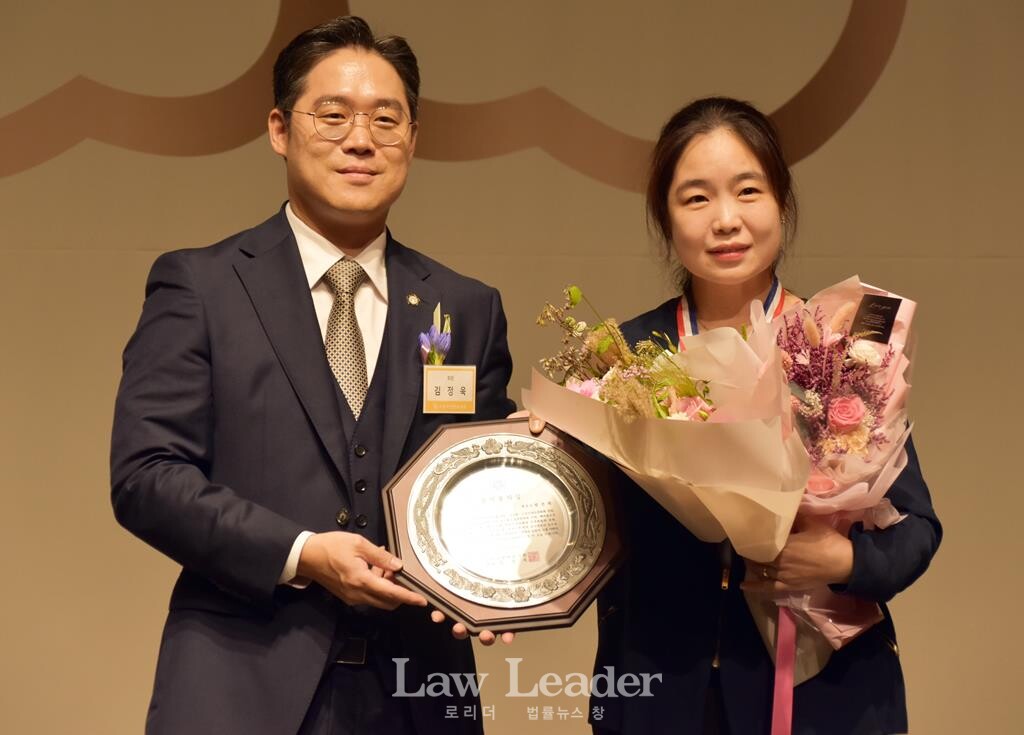김정욱 서울지방변호사회장이 엄선희 변호사에게 공익봉사상을 수여하고 기념촬영