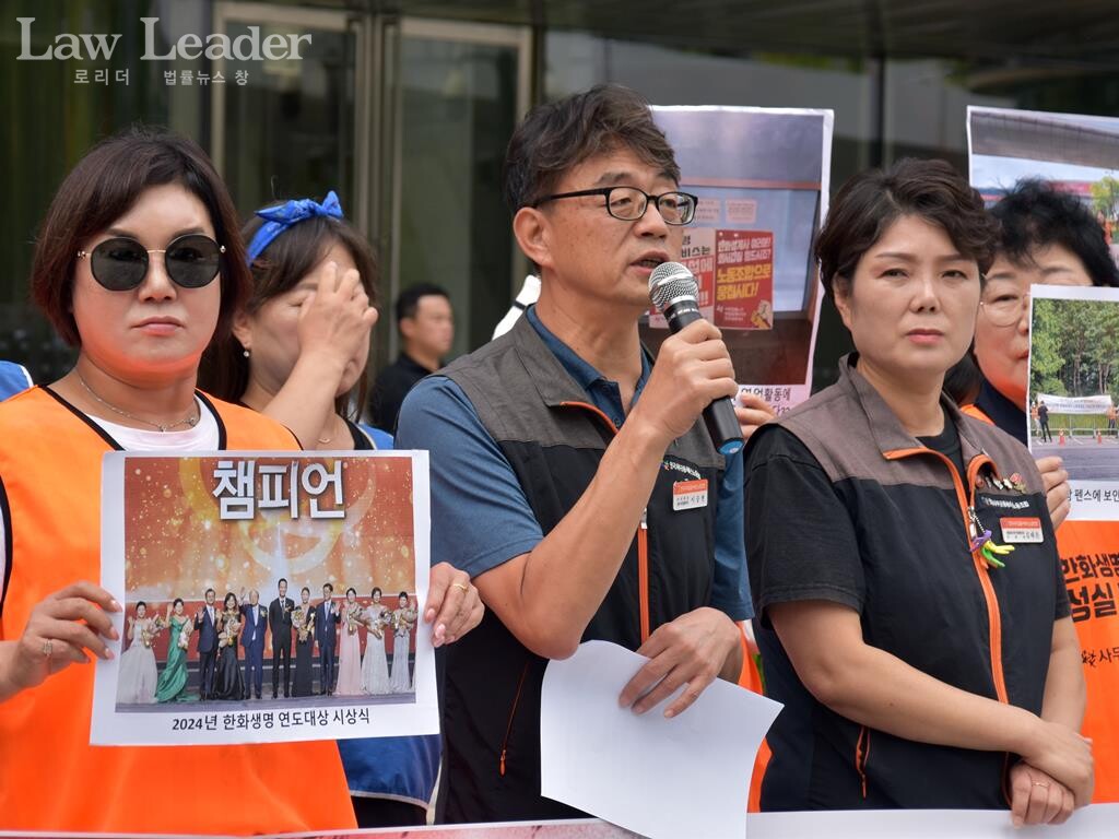 이승현 사무금융노조 일반사무업종본부장(가운데)