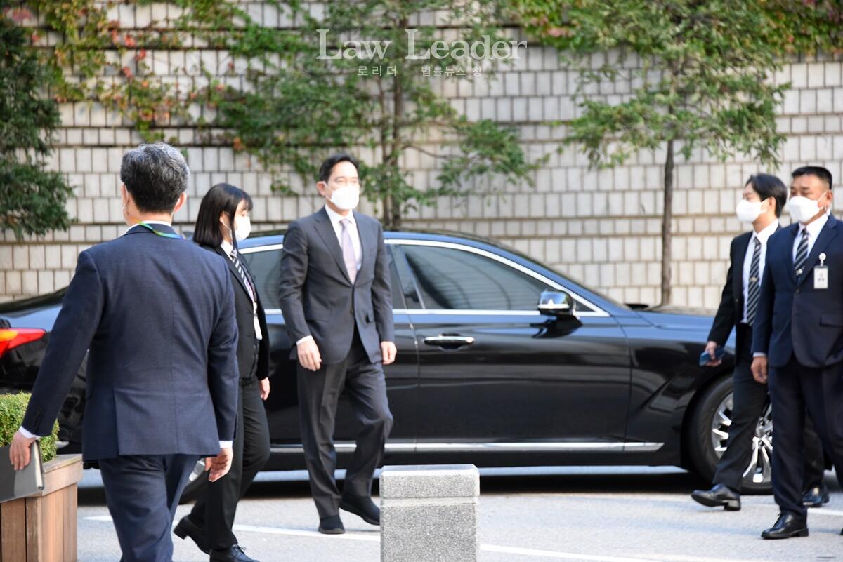 이재용 삼성전자 회장이 재판을 위해 법원으로 향하고 있다.