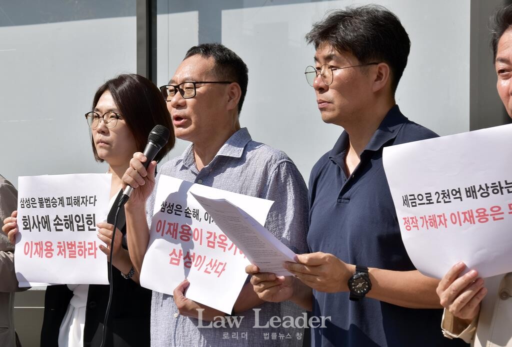 김재희 변호사, 전성인 홍익대 경제학부 교수, 참여연대 경제금융센터 소장인 김종보 변호사