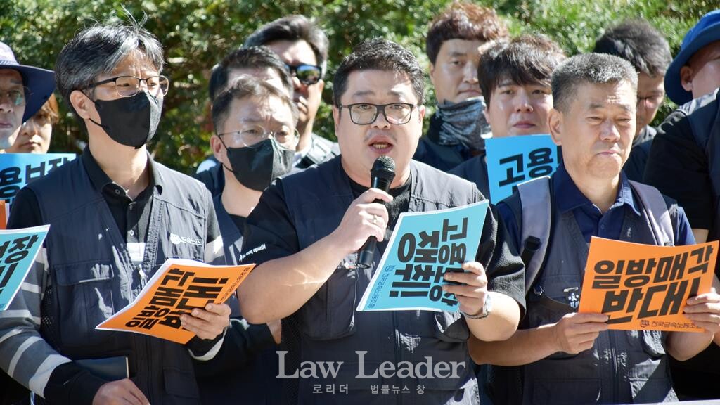 권현구 금속노조 대전충북지부장(가운데)