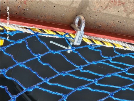 사고 한 달이 지나도록 바뀐 것이라고는 하부 난간대 역할을 하는 로프를 선박 본체에 클램크로 고정시켜 놓은 것이 유일하다.(금속노조 거제통영고성조선하청지회 제공)