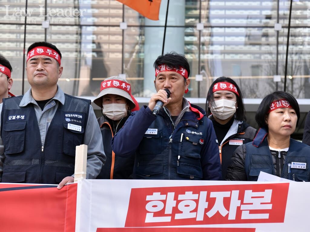 금속노조 거제통영고성조선하청지회 김형수 지회장(가운데)