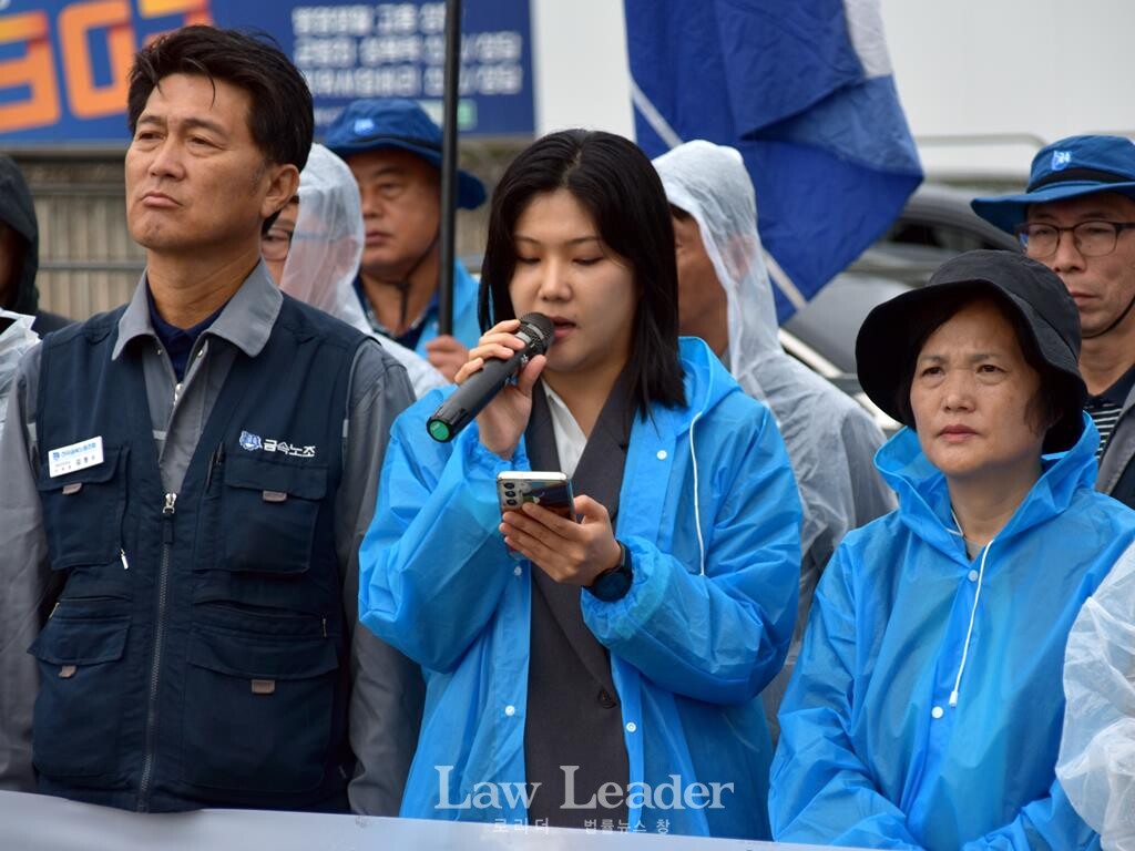 김형수 금속노조 거제통영고성조선하청지회 지회장, 이예인 금속노조 법률원 변호사, 김미숙 노조법 2ㆍ3조 개정운동본부 공동대표