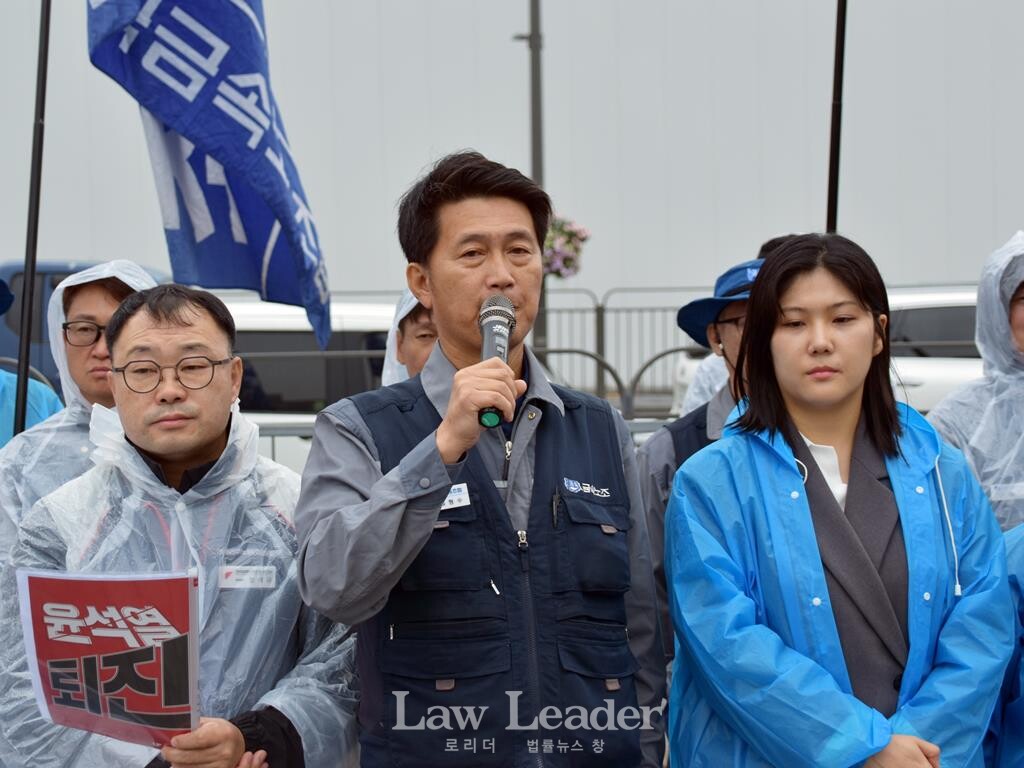 함재규 민주노총 부위원장, 김형수 금속노조 거제통영고성조선하청지회 지회장, 이예인 금속노조 법률원 변호사