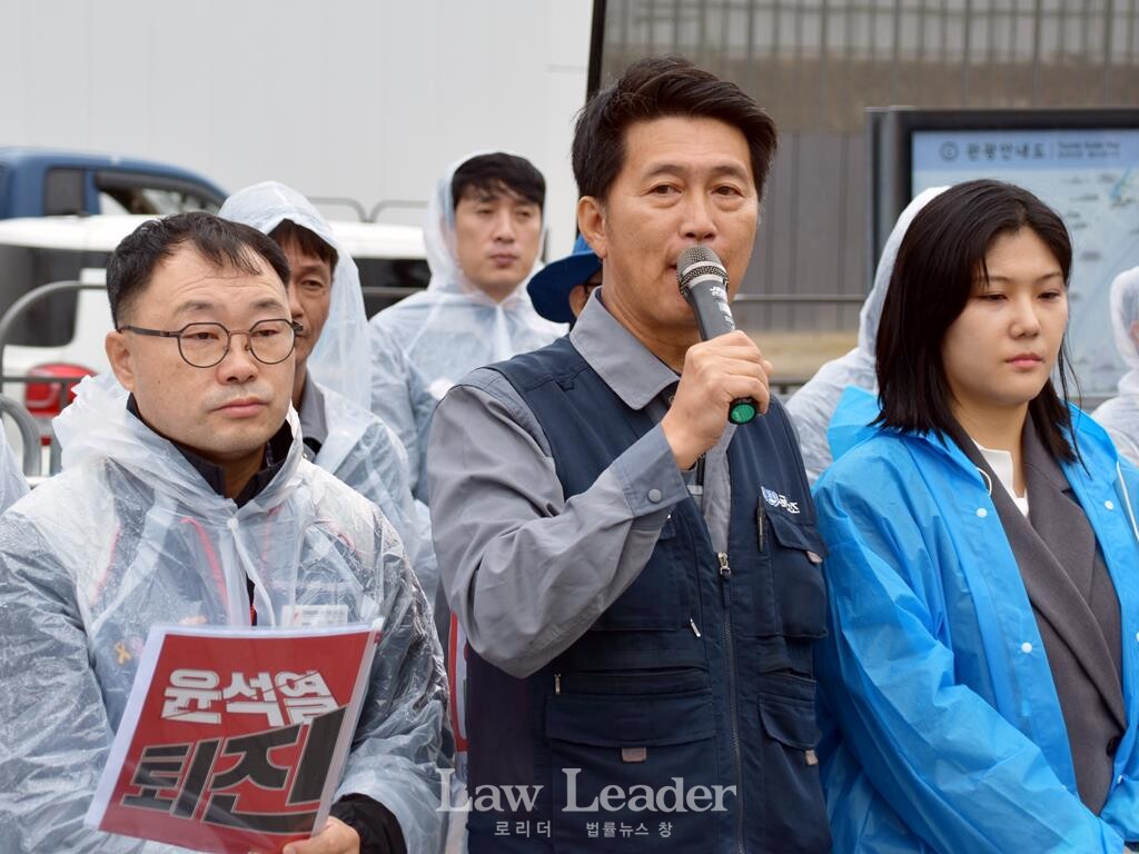 함재규 민주노총 부위원장, 김형수 금속노조 거제통영고성조선하청지회 지회장, 이예인 금속노조 법률원 변호사