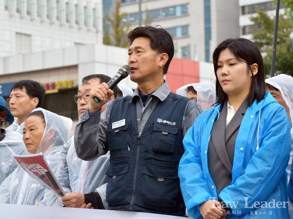 함재규 민주노총 부위원장, 김형수 금속노조 거제통영고성조선하청지회 지회장, 이예인 금속노조 법률원 변호사