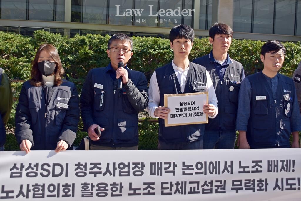 이상섭 금속노조 수석부위원장(왼쪽에서 두 번째)이 발언하고 있다.