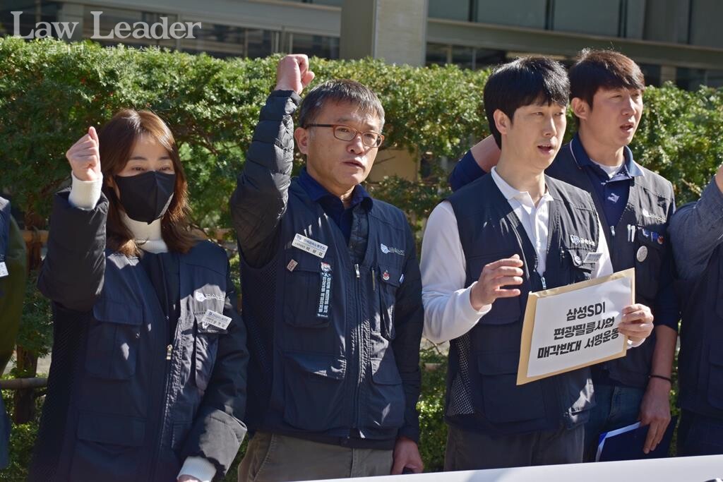 이상섭 금속노조 수석부위원장(왼쪽에서 두 번째)이 참가자들과 함께 구호를 외치고 있다.