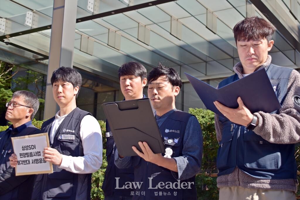 이병우 금속노조 울산지부 삼성SDI울산지회 조직부장(왼쪽에서 네 번째)가 발언하고 있다.