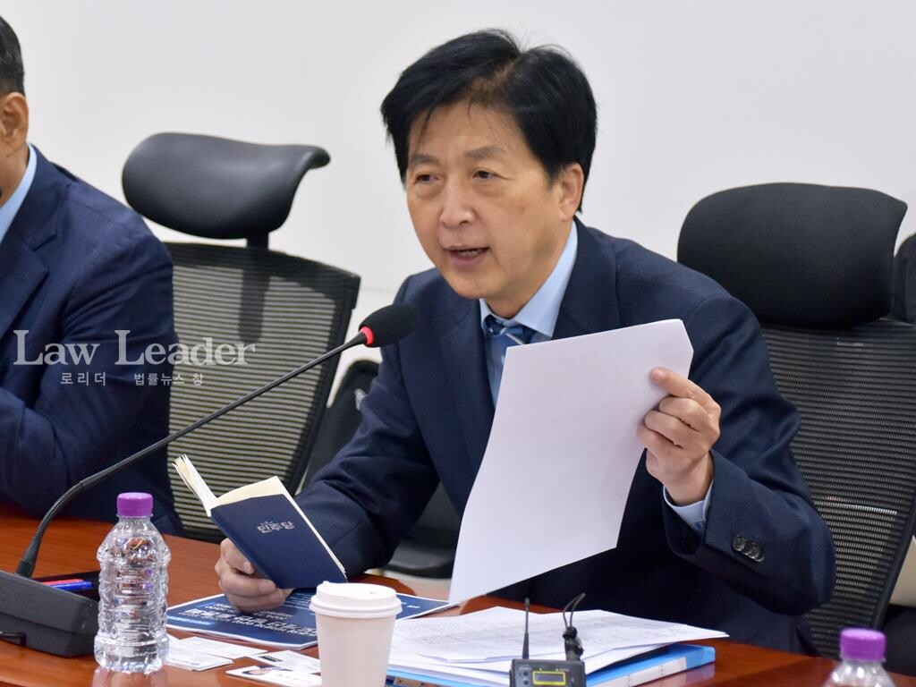 오기형 더불어민주당 국회의원이 국회 회의록을 들고 발언하고 있다.