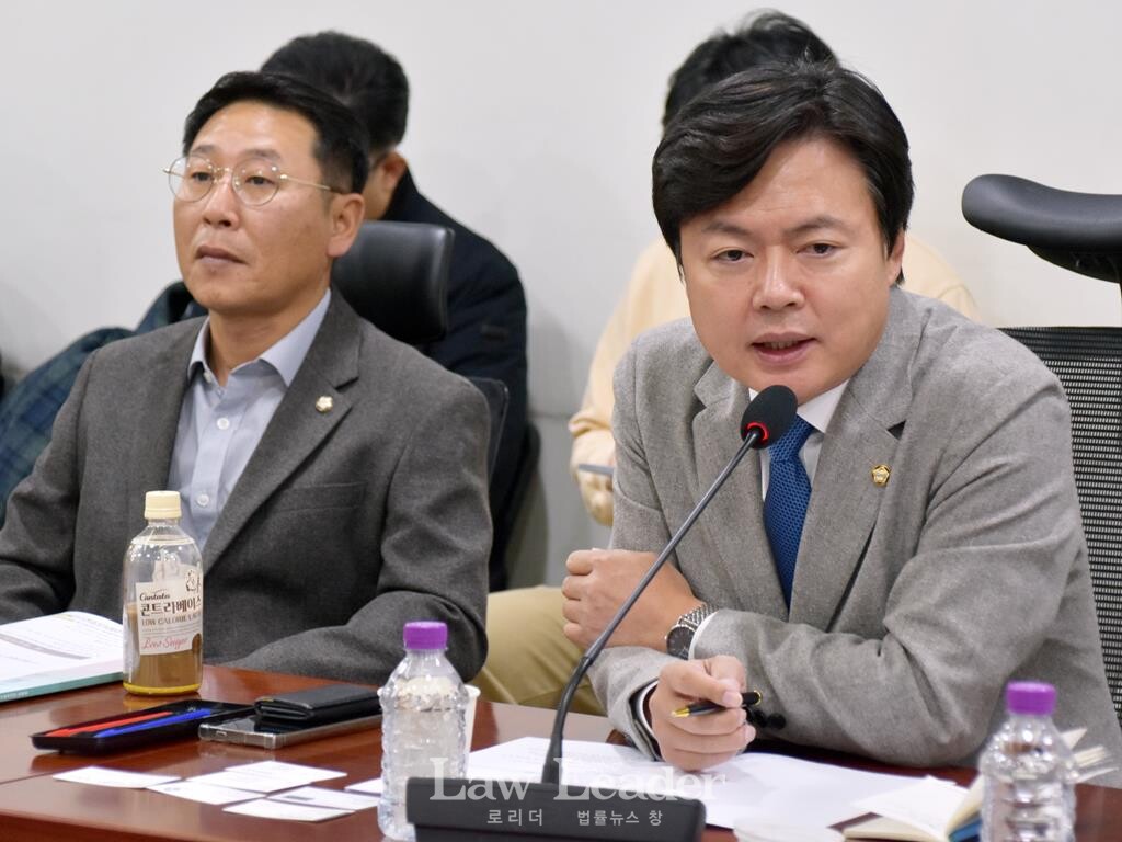 김영환ㆍ김현정 더불어민주당 국회의원. 김영환 국회의원은 시행팀, 김현정 국회의원은 유예팀으로 당내 토론을 한 바 있다.