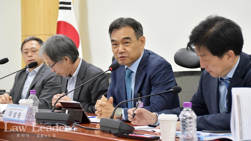 이상훈 경북대 법학전문대학원 교수, 명한석 참여연대 실행위원(변호사), 이성원 트러스톤자산운용 ESG운용부문 대표, 오기형 더불어민주당 국회의원