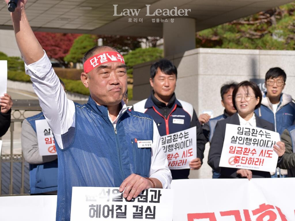 삭발식을 마친 이성민 공무원노조 법원본부장이 구호를 외치는 뒤쪽으로 양경수 민주노총 부위원장, 정혜경 진보당 국회의원이 지켜보고 있다.