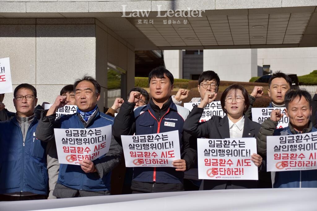 좌측부터 이해준 공무원노조위원장, 이성민 법원본부장, 양경수 민주노총 위원장, 정혜경 진보당 국회의원, 이인섭 전 법원본부장